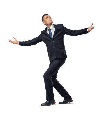 Silah ve yüz ile bir yarım adım ileri izole bir işadamı yukarı döndü.