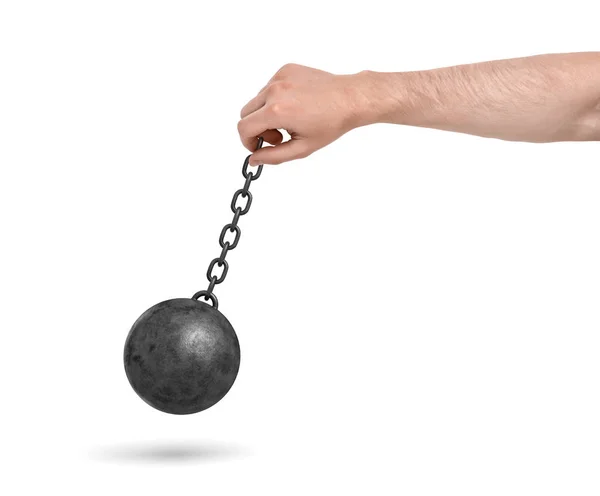 Una mano masculina sobre un fondo blanco sosteniendo una cadena de metal negro con una bola de demolición balanceándose sobre ella . —  Fotos de Stock