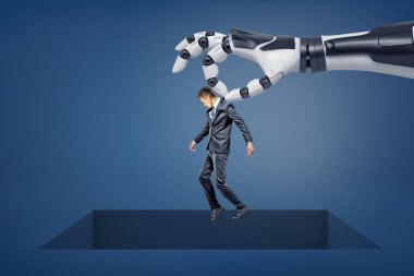 Büyük bir kare boş açılış kat üzerinde küçük bir işadamı dev bir robot kol tutar.