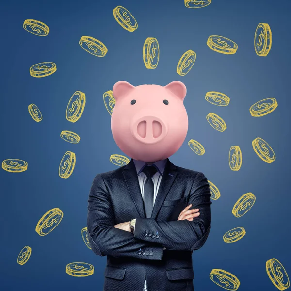 Ein Geschäftsmann mit verschränkten Armen steht mit einer rosafarbenen Schweinemaske vor einem Hintergrund mit kreidegoldenen Münzen. — Stockfoto