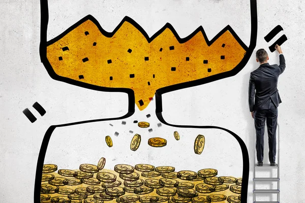Een zakenman eindigt tekenen een zandloper met zand vallen en draaien in gouden munten. — Stockfoto