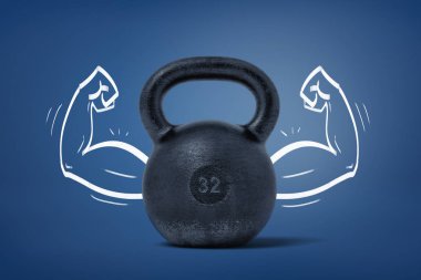 Her iki tarafın üzerinde çizilmiş kaslı kollarıyla 32 kg için büyük bir siyah kettlebell 3D render.