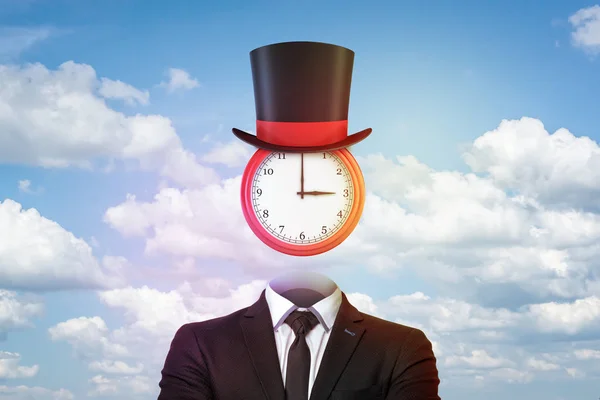 3D-weergave van de klok gebruikt als een hoofd dragen van een hoed van tovenaars, beide opknoping boven een lege businessmans-pak. — Stockfoto