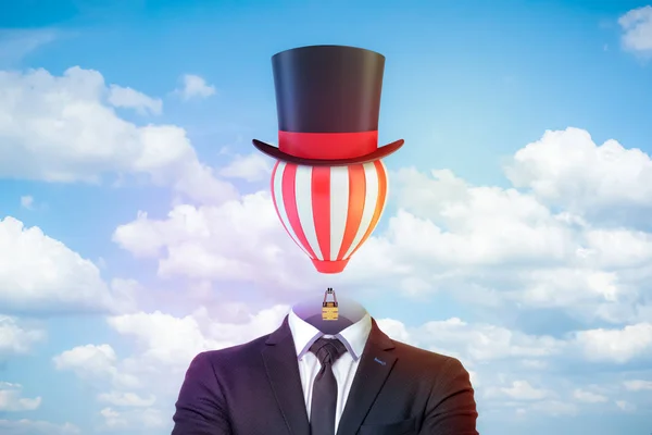 Mannelijke figuur in slimme pak, stropdas en tophat met een gestreepte luchtballon in plaats van het hoofd tegen blauwe hemel met witte wolken. — Stockfoto