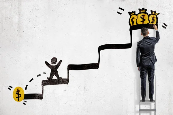 Een zakenman op een ladder tekent een trap met een man die loopt voor een munt in plaats van voor meerdere munt zakken op de top. — Stockfoto