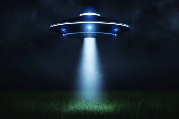 3D-weergave van een Ufo's nachts met een straal van licht komt uit het broedsel en verlichting van de punt van een landing in het groene gras. — Stockfoto