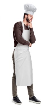 Bir genç yakışıklı Şef ayakta yarım dönüş ve sanki bir şey hakkında düşünüyor çenesini üzerinde el ile poz.