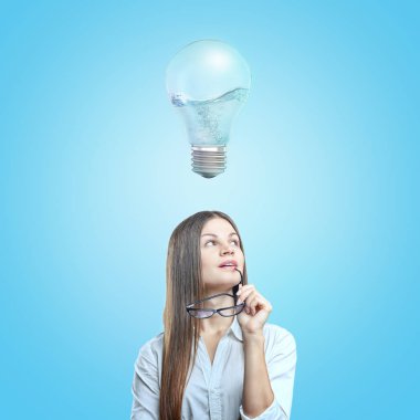 Beyaz bir gömlek gözlük yarım-tam köpüren su ile 3d render bir ampul ile onun elinde tutan genç bir kadın.