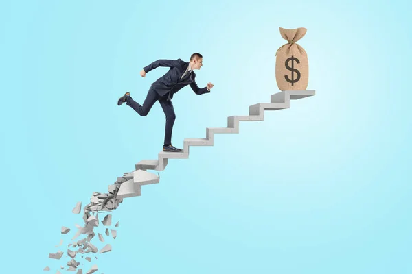 Zakenman aangelopen ladder van succes aan geld tas op blauwe achtergrond — Stockfoto