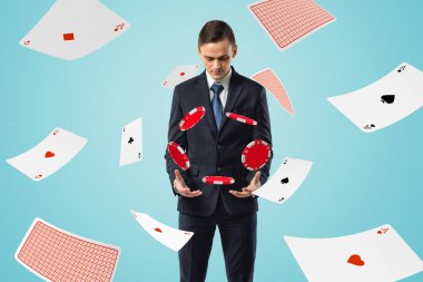 Her yerde uçan as ile havada yüzer poker fişi bakarak takım elbiseli adam.
