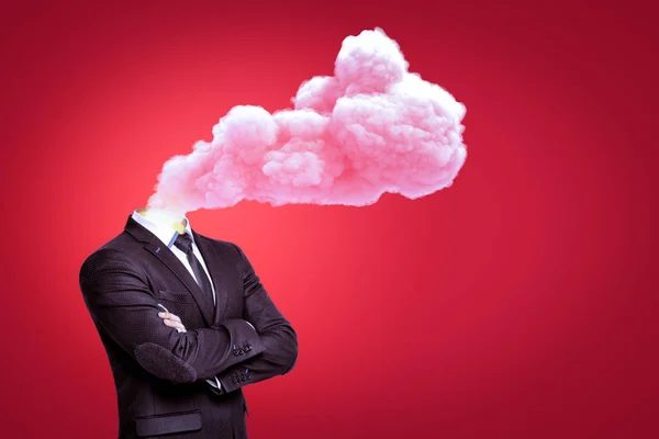 Podnikatel se vznášel mrak růžového kouře místo hlavy na červeném pozadí — Stock fotografie