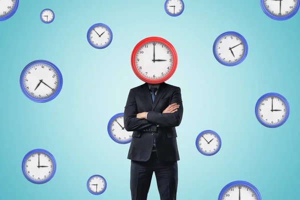 Бизнесмен с часами вместо головы на фоне синих часов — стоковое фото