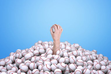 Beyzbol topları büyük bir yığın altından yükselen bir beyzbol topu tutan el mans.