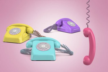 üç telefon, mor, sarı ve pembe bir alıcı onun telgrafla asılı ile pembe bir arka plan üzerinde turquois 3D render.