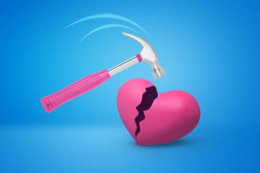 3D Render mavi arka plan üzerinde pembe kalp kırma pembe saplı küçük çekiç.