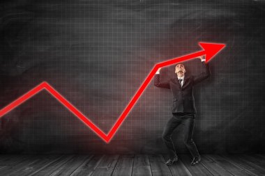 Siyah elbiseli kırmızı ok Oda woth ahşap zemin siyah grafik yakınındaki gidiş tutarak işadamı balckboard arka plan karar verdi..