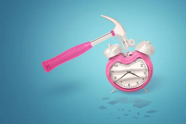 3d representación de un martillo de metal con un mango rosa estrellando un reloj despertador rosa sobre un fondo azul . — Foto de Stock