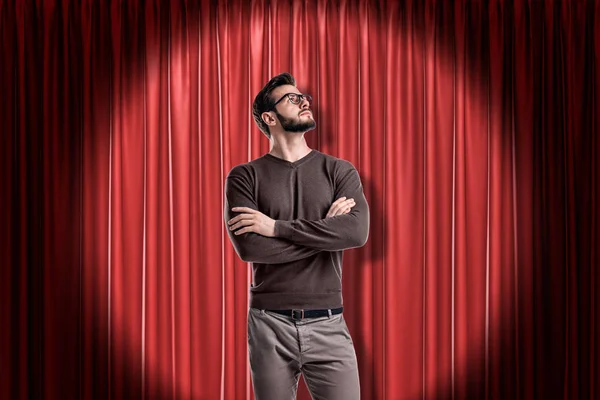 Νεαρός άνδρας με γυαλιά που φορούν casual ρούχα σε φόντο κόκκινο στάδιο κουρτίνες — Φωτογραφία Αρχείου