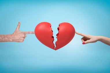 Kırmızı kırık kalp ışık tutan ve erkek arka plan çelikden