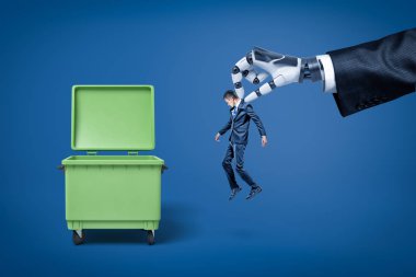 Onu hemen çöp kutusuna atmak için küçük iş adamı tutan takım elbiseli büyük robot el olabilir.
