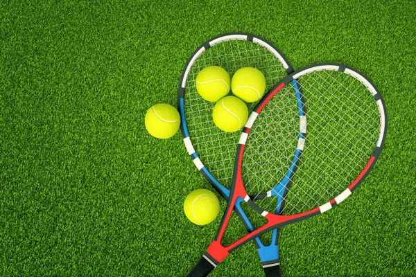 Renderowanie 3D dwóch rakiet tenisowych i żółtych piłek tenisowych na zielonym tle trawy — Zdjęcie stockowe
