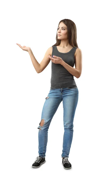 Junge brünette Mädchen trägt lässige Jeans und T-Shirt mit Handflächen nach oben isoliert auf weißem Hintergrund — Stockfoto