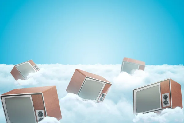 3d renderização do conjunto de aparelhos de TV retro na camada grossa de nuvens brancas fofas com céu azul acima . — Fotografia de Stock