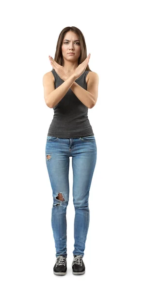 Vorderansicht einer jungen attraktiven Frau in grauem ärmellosen Oberteil und blauer Jeans, die mit verschränkten Armen an der Brust isoliert auf weißem Hintergrund steht. — Stockfoto