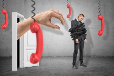 Üzgün işadamı, tellere bağlı, ve büyük el kendi telleri aşağı asılı dört telefon alıcıları ile onu kapmak için hazır arkasında kapı ortaya çıkan.