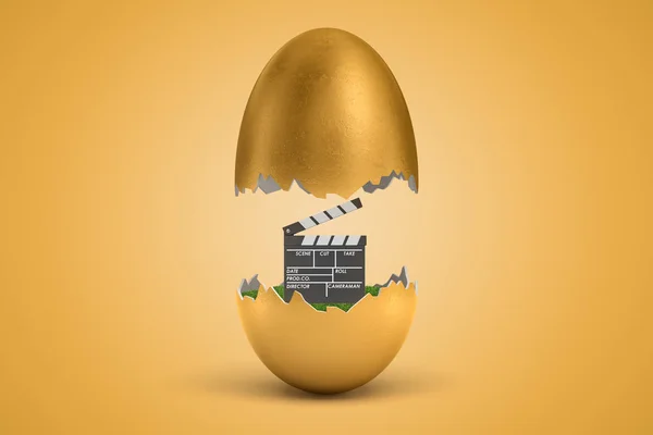 3d renderização de filme clapper eclodindo fora de ovo dourado no fundo amarelo — Fotografia de Stock