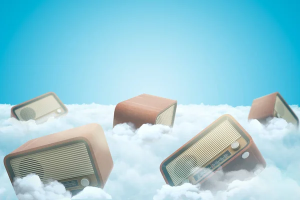 Representación 3d de radio vintage en nubes blancas sobre fondo azul — Foto de Stock