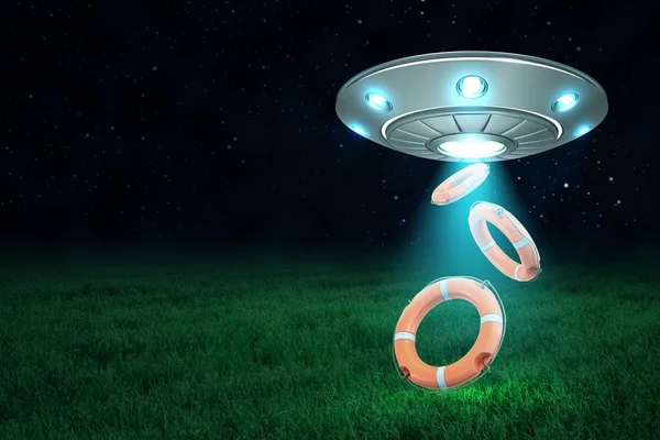 3d representación de OVNI de metal plateado con dos anillos de boya de vida naranja en el cielo nocturno oscuro y fondo de hierba verde — Foto de Stock