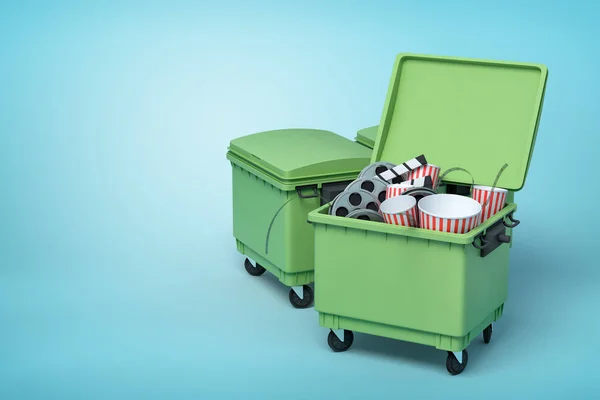 绿色垃圾桶的3D渲染，在蓝色背景上带有爆米花桶、胶卷卷和电影拍片 — 图库照片