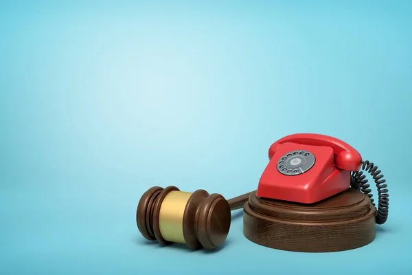 3D vykreslování červeného retro telefonu stojícího na zvukovém bloku s Gavelem vedle světle modrého pozadí s prostorem pro kopírování. — Stock fotografie