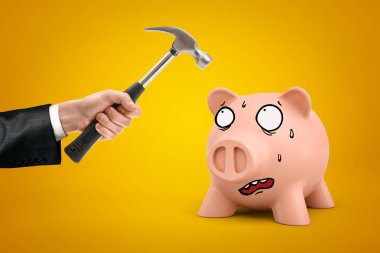Sarı arka plan üzerinde pembe karikatür yüz kumbara üzerinde çekiç tutan erkek el