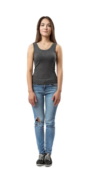 Mladá brunetka na sobě nosí džíny a tričko izolované na bílém pozadí — Stock fotografie