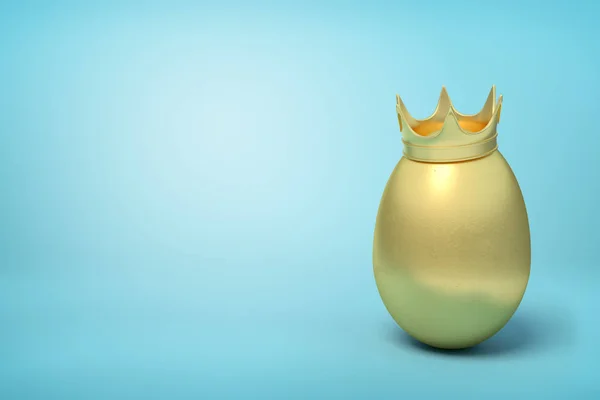 3D vykreslování zlatavého kuřecího vajíčka s zlatou korunou na světle modrém pozadí. — Stock fotografie