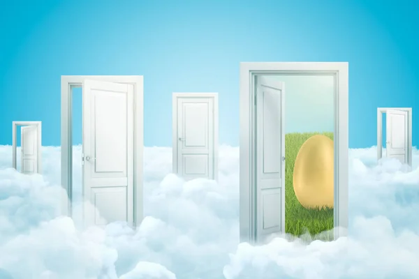 3d representación de cinco puertas de pie sobre nubes esponjosas, una puerta que conduce al césped verde con enorme huevo de oro en él . — Foto de Stock