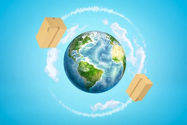 3D-rendering van de aarde omringd door witte wolken en twee grote kartonnen dozen die er omheen vliegen in de blauwe lucht. — Stockfoto