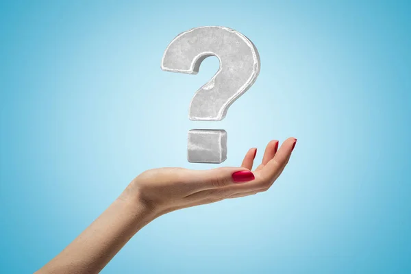 Point D Interrogation En Pierre Dans L Air Au Dessus Des Femmes Paume Ouverte Sur Fond Degrade Bleu Clair Question Conception Stock Photo Point D Interrogation En Pierre Dans L Air Au Dessus Des Femmes Paume Ouverte Sur Fond Degrade Bleu Clair Question Conception Stock Photo