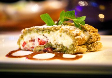 Makro fotoğraf tatlı elmalı turta restoranda lezzetli parlak parçasının