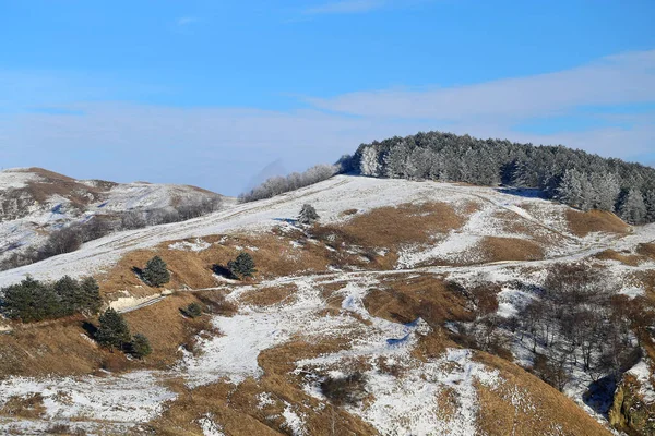 早春の豪華な山の風景の珍しい写真 — ストック写真