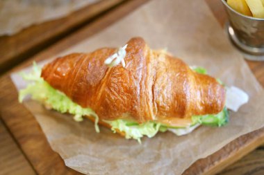 Makro fotoğraf lezzetli büyük balık sandviç kafede