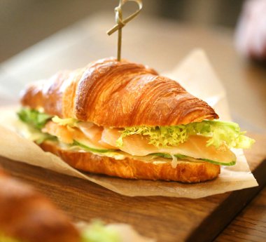 Makro fotoğraf lezzetli büyük balık sandviç kafede