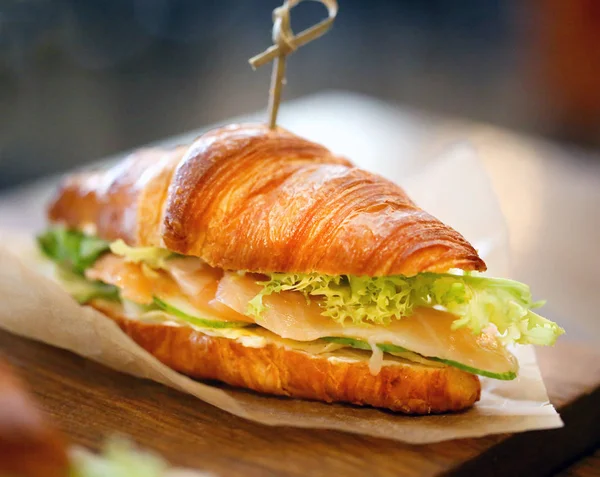 Macro Photo Délicieux Gros Sandwich Poisson Dans Café — Photo