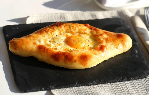 Foto Macro Delizioso Khachapuri Con Formaggio Uova Nel Ristorante — Foto Stock