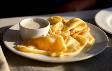 Tarçın ve elma bir kafede tatlı krep makro fotoğraf