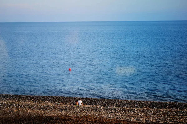 Gün batımında deniz kıyısında Fotoğraf severler