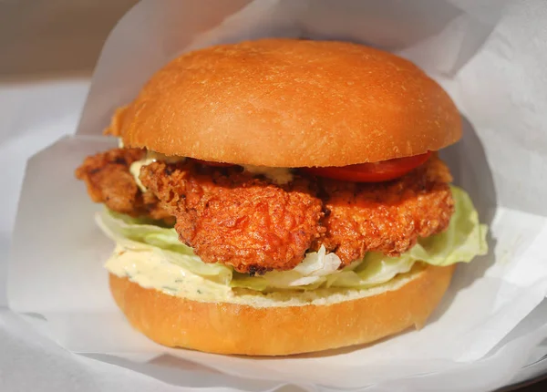 Macro foto de um grande frango Burger — Fotografia de Stock