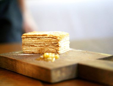 Tatlım bir restoranda lezzetli makro pastayla fotoğrafı